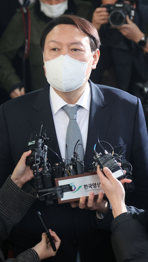 전격적으로 사의를 표명한 윤석열 검찰총장이 4일 오후 서울 서초구 대검찰청 청사를 나서고 있다. 문재인 대통령은 윤 총장의 사의를 한 시간여 만에 수용했다. 연합뉴스
