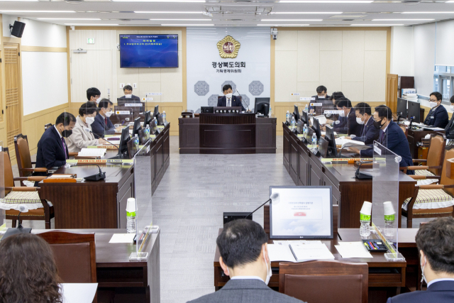 5일 경상북도의회 지방분권추진특별위원회는 경상북도 기획조정실로부터 올해 시행한 자치경찰제에 대한 첫 업무보고를 받고 있다. 경북도의회 제공