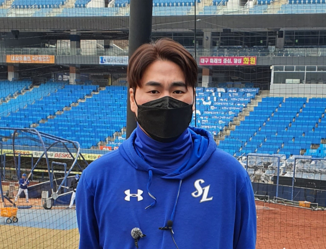 삼성라이온즈 우규민이 스프링캠프 훈련을 마치고 취재진 인터뷰에 응하고 있다. 김우정 기자