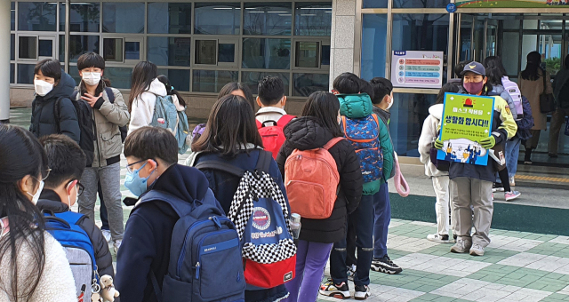 대구수성소방서 의용소방대원들이 수성구 내 한 초등학교에서 학생들의 등교를 돕고 있다. 대구수성소방서 제공.
