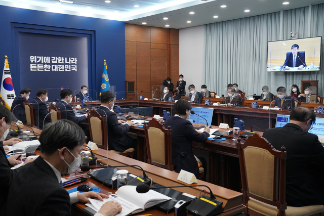 문재인 대통령이 8일 오후 청와대 여민관에서 영상으로 열린 법무부·행정안전부 업무보고에 참석,
