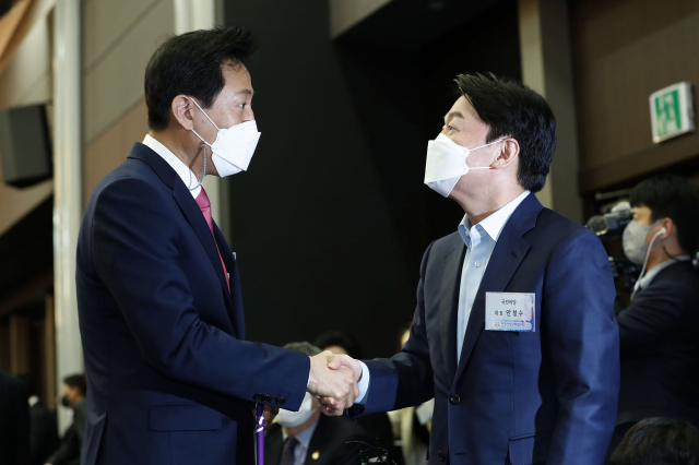 국민의힘 오세훈 서울시장 후보(왼쪽)와 국민의당 안철수 서울시장 후보가 8일 오후 서울 영등포구 공군호텔에서 열린 제113주년 3·8 세계 여성의 날 기념식에서 악수하고 있다. 연합뉴스