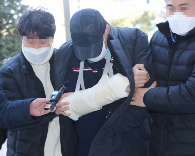 술에 취해 벤츠 차량을 몰다가 추돌 사고를 내 앞차 운전자를 숨지게 한 A(44)씨가 지난해 12월 18일 오후 구속 전 피의자 심문(영장실질심사)을 받기 위해 인천시 미추홀구 인천지방법원으로 들어서고 있다. 연합뉴스