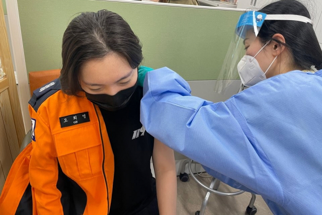 대구소방안전본부는 신종 코로나바이러스 감염증 관련 업무를 하는 119구급대원 514명이 아스트라제네카(AZ) 백신을 순차 접종한다. 연합뉴스