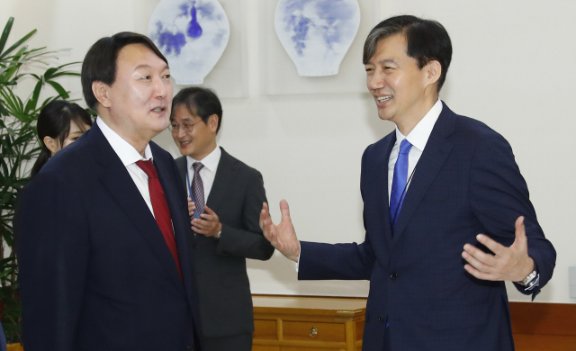 지난 2019년 7월 25일 윤석열 검찰총장과 조국 민정수석이 청와대에서 열리는 임명장 수여식 전 차담회에서 만나 대화를 나누고 있다. 연합뉴스