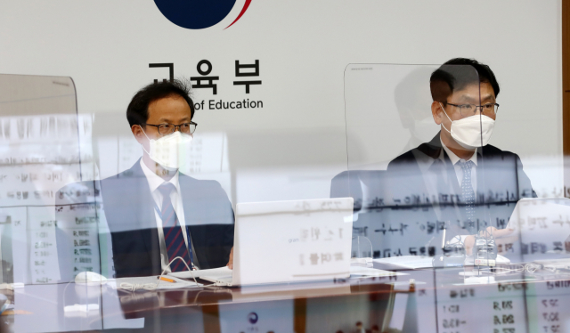 9일 오전 세종시 정부세종청사에서 이승복 교육부 교육안전정보국장(오른쪽)과 홍기석 교육부 학교혁신정책관이 2020년 초중고 사교육비 조사 결과를 발표하고 있다. 연합뉴스
