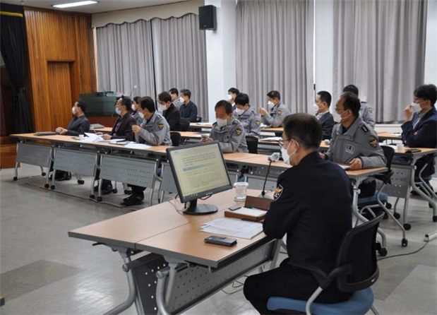 경산경찰서가 전화금융사기 범죄에 대해 효과적으로 대처하기 위해 지구대․파출소 팀별 전화금융사기 예방 지킴이 운영과 관련한 확대간부 회의를 하고 있다.고 있다. 경산경찰서 제공