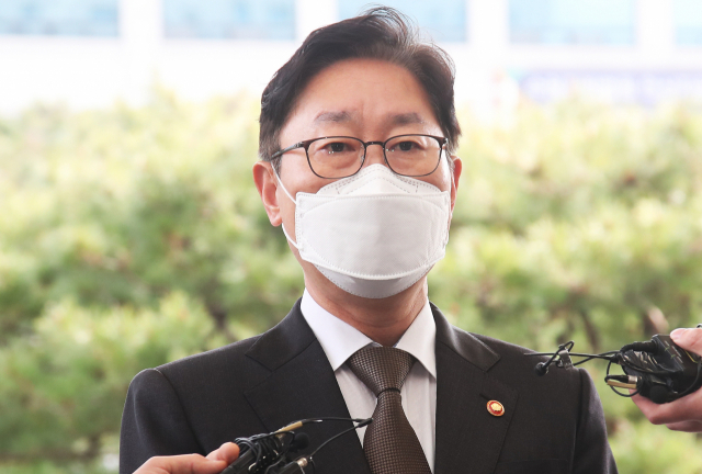 박범계 법무부 장관이 9일 오전 한국토지주택공사(LH) 직원들의 땅 투기 의혹 수사전담팀을 격려하기 위해 경기도 안산시 단원구 수원지검 안산지청을 방문해 취재진 질문에 답하고 있다. 박 장관은 이날 방문에서 간부들과 오찬 간담회를 한 뒤 전날 출범한 