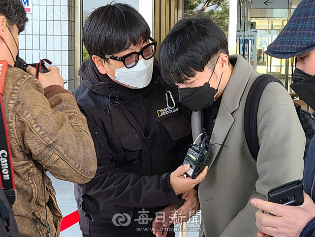 가수 휘성이 마약류관리법 위반으로 대구지법 안동지원에서 1심 선고를 받은 후 법원을 나서며 취재진에게 질문을 받고 있다. 김영진 기자
