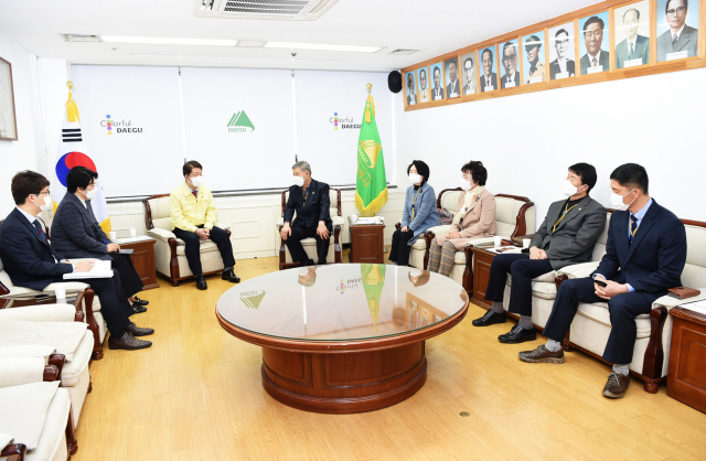 군위군의회 대구광역시편입추진특별위원회 소속 군의원 5명이 군위의 대구 편입과 관련해 권영진 대구시장과 면담을 나누고 있다. 군위군의회 제공