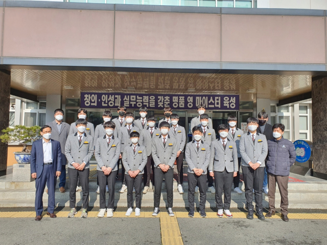 경북기계공업고등학교 2학년 학생 18명이 대기업 공채 시험에 합격해 화제다. 이번에 합격한 학생들과 교사진 모습. 경북기공 제공