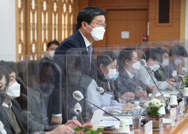 전해철 행안부 장관이 9일 정부서울청사에서 열린 출입기자 간담회에서 인사하고 있다. 연합뉴스