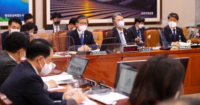 변창흠 국토교통부 장관이 9일 오후 서울 여의도 국회에서 열린 국토교통위원회 전체회의에서 의원질의에 답변하고 있다. 연합뉴스