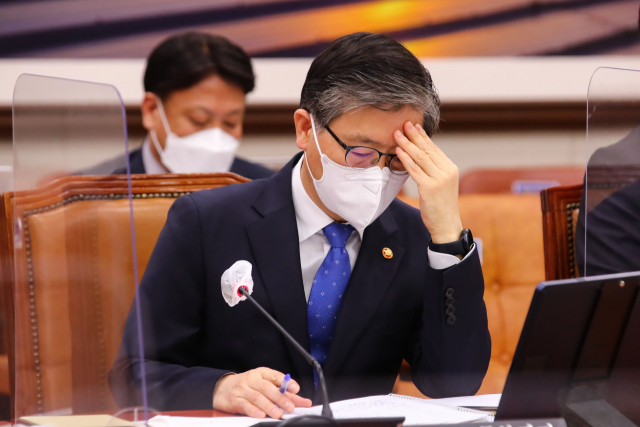변창흠 국토교통부 장관이 9일 국회에서 열린 국토교통위원회 전체회의에서 출석하고 있다. 연합뉴스