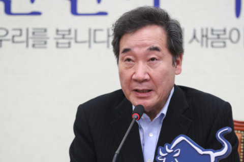 더불어민주당 이낙연 대표가 9일 서울 여의도 국회에서 열린 퇴임 기자회견에서 취재진과 질의응답을 하고 있다. 연합뉴스
