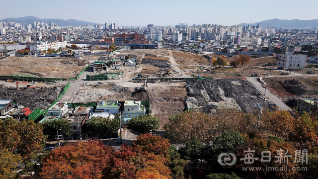 대구 전체가 아파트 공사장으로 변하고 있다. 지난해 12월 2일 오후 총 8천세대가 입주할 예정인 서구 평리뉴타운 재개발 현장 모습. 매일신문DB
