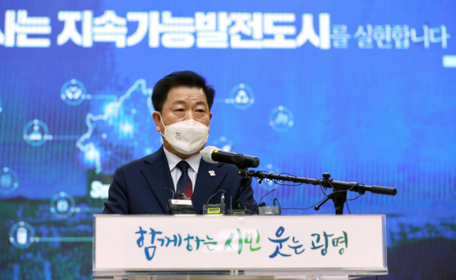 박승원 광명시장이 10일 오전 경기 광명시청에서 광명시흥신도시 예정지 내 토지를 매입한 시 소속 공무원의 토지매입에 대한 조사 중간 결과를 발표하고 있다. 연합뉴스