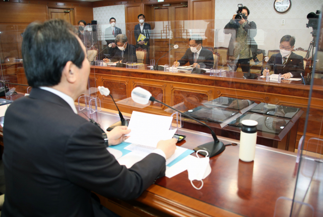 정세균 국무총리(왼쪽)가 10일 정부서울청사에서 한국토지주택공사(LH) 직원들의 3기 새도시 투기 의혹 수사를 위한 긴급 관계기관 회의를 소집해 발언하고 있다. 이날 회의에는 박범계 법무부 장관과 전해철 행안부 장관, 김창룡 경찰청장, 검찰총장 직무대행인 조남관 대검찰청 차장검사가 참석했다. 연합뉴스