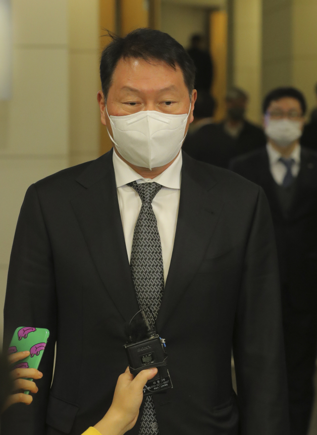 23일 대한상의에서 열린 서울상의 의원총회에서 회장으로 선출된 최태원 SK그룹 회장이 의총 후 기자들의 질문에 답하고 있다. 연합뉴스