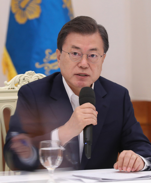 문재인 대통령이 10일 청와대에서 열린 더불어민주당 원내대표단 초청 간담회에 참석해 발언하고 있다. 연합뉴스