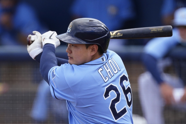 미국 프로야구 메이저리그(MLB) 탬파베이 레이스의 최지만이 10일 미국 플로리다주 포트 샬럿 스포츠파크에서 열린 보스턴 레드삭스와 시범경기에서 타격하고 있다. 연합뉴스