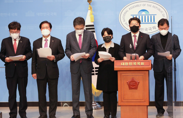 국민의힘 LH 부동산투기 조사 특위 권성동 위원장과 위원들이 10일 국회 소통관에서 기자회견을 하고 있다. 연합뉴스