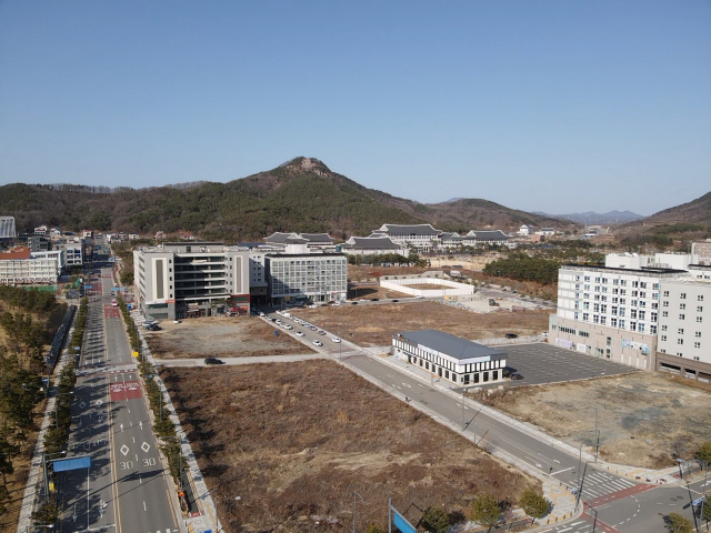10일 경북도청 신도시 1단계 개발 내 토지가 비싼 값이 분양된 탓에 다시 시장에 나오거나 개발이 이뤄지지 않아 공터로 남아있다. 윤영민 기자
