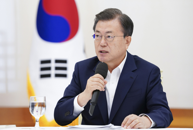 문재인 대통령이 10일 청와대에서 열린 더불어민주당 원내대표단 초청 간담회에 참석해 발언하고 있다. 연합뉴스