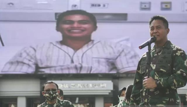 안디카 페르카사 인도네시아 육군 참모총장과 아프릴리아. 해외 온라인 커뮤니티 캡쳐