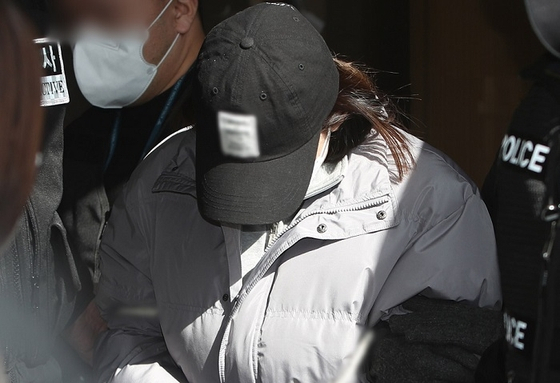지난 2월 12일 경북 김천시 대구지방법원 김천지원에서 지난 10일 구미시 빌라에서 3세 여아가 숨진 채 발견된 사건과 관련해 아이의 어머니가 구속영장 실질심사를 받고 나오고 있다. 연합뉴스
