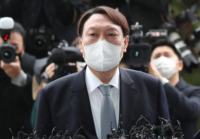 윤석열 검찰총장이 지난 4일 오후 서울 서초구 대검찰청에서 사퇴 입장을 밝히고 있다. 문재인 대통령은 윤 총장의 사의를 한 시간여 만에 수용했다. 연합뉴스