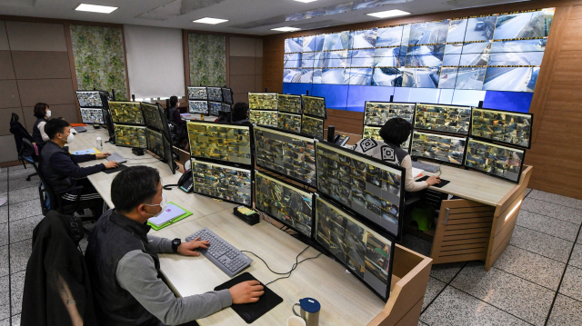 영주시 CCTV관제센터에 근무하는 직원들이 CCTV를 통해 영주를 지키고 있다. 영주시 제공