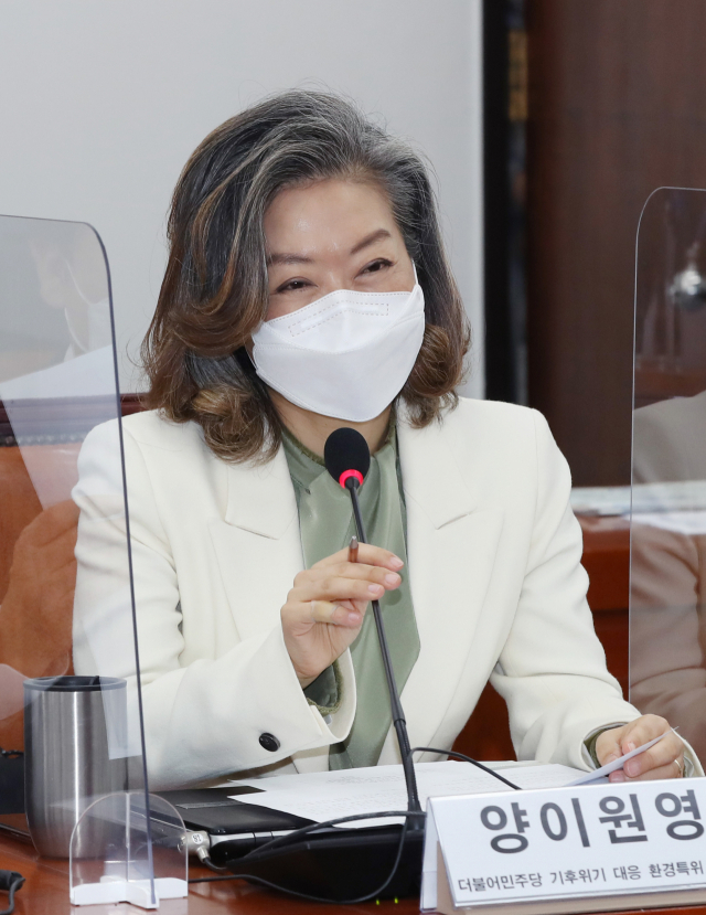 더불어민주당 양이원영 환경특위 위원장이 17일 오후 국회에서 열린 기후위기 대응 환경특별위원회 출범식에서 인사말 하고 있다. 연합뉴스