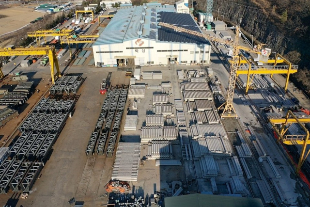 전국에서 유일하게 철구(Steel Structure)와 PC(Precast Concrete)를 동시 생산할 수 있는 화성산업 의성공장 전경. 화성산업 제공
