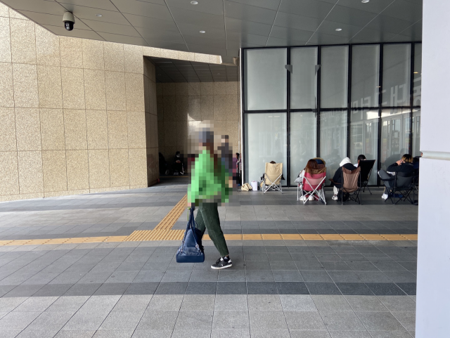11일 오전 대구 신세계 백화점 앞. 고객들이 샤넬 입점을 앞두고 줄을 서서 대기하고 있다. 독자제보
