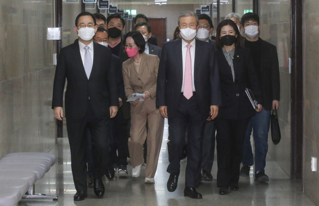 국민의힘 김종인 비상대책위원장과 주호영 원내대표가 11일 서울 여의도 국회에서 열린 비상대책위원회의에 참석하고 있다. 연합뉴스