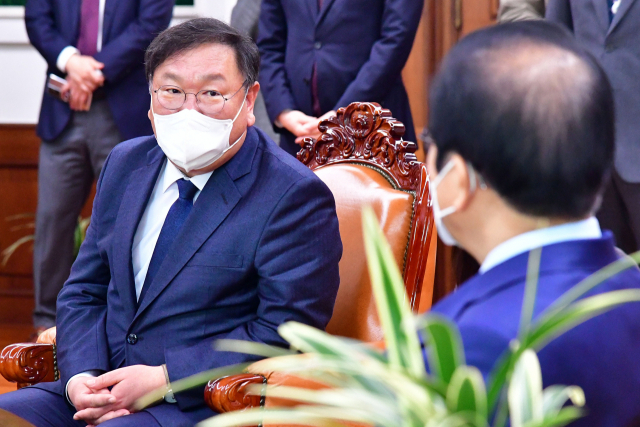 더불어민주당 김태년 당대표 직무대행이 11일 오후 국회 의장실을 찾아 박병석 의장에게 
