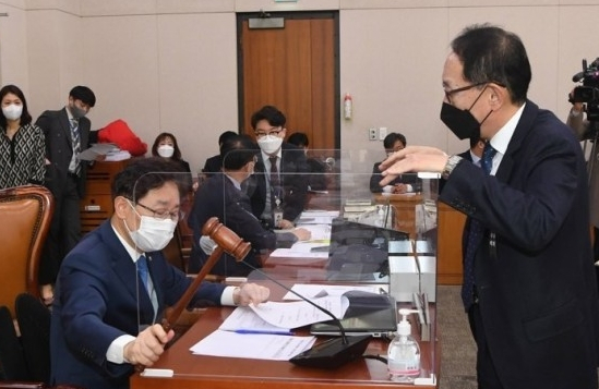 지난해 12월 8일 당시 같은 국회 법사위 소속이었던 박범계 법무부 장관(왼쪽)과 김도읍 의원. 연합뉴스