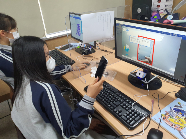 인공지능(AI)에 대한 사회적 관심과 중요성이 커지고 있다. 하지만 아직 학교에서 AI 교육 체계가 제대로 갖춰진 건 아니다. 대구시교육청이 AI 교육 정비에 나선 이유다. 대구 한 중학교의 AI 수업 풍경. 대구시교육청 제공