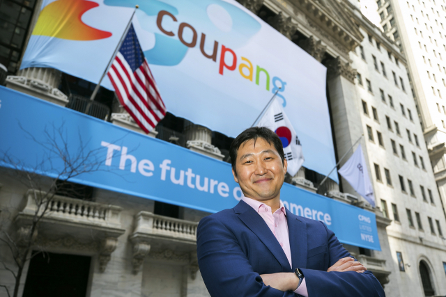 김범석 쿠팡 이사회 의장이 11일(현지시간) 미국 뉴욕증권거래소(NYSE) 앞에서 상장을 앞두고 포즈를 취하고 있다. NYSE에 이날 상장된 쿠팡 주식은 63.5달러에 거래를 시작했다. [NYSE 제공. DB 금지] 연합뉴스