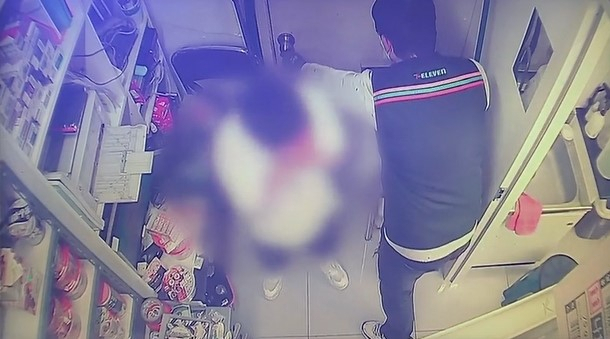 지난 9일 오전 3시45분쯤 묻지마 폭행을 당한 남성을 편의점 직원이 창고에 숨겨주고 있다. JTBC 화면 캡쳐