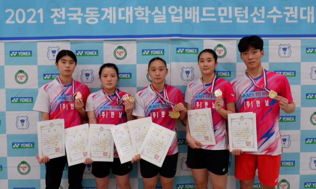 안동과학대 배드민턴부 선수들이 기념촬영하고 있다. 사진 왼쪽부터 이나원, 김빛나, 성지영, 최하람, 최용범 선수. 안동시 제공