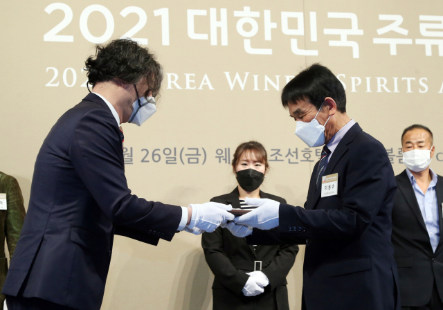 264청포도와인이 대한민국주류대상에서 한국 와인부문 대상에 선정돼 이동수(오른쪽) 대표가 수상하고 있다. 안동시 제공