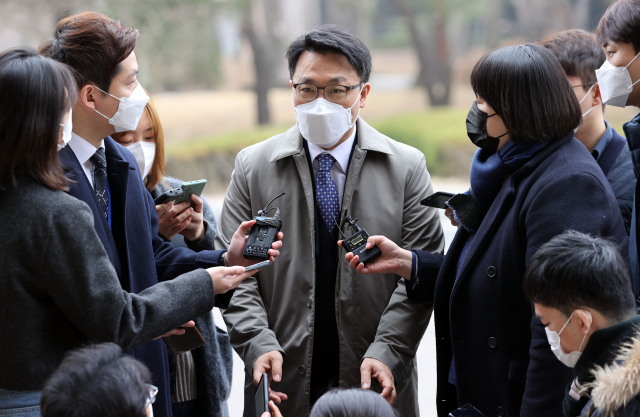 김진욱 고위공직자범죄수사처장이 12일 오전 정부과천청사로 출근하며 취재진 질문에 답하고 있다. 연합뉴스