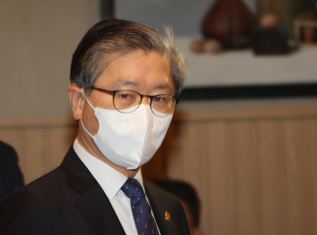 변창흠 국토교통부 장관이 12일 정부서울청사에서 열린 제16차 부동산시장 점검 관계장관회의에 참석해 있다. 연합뉴스