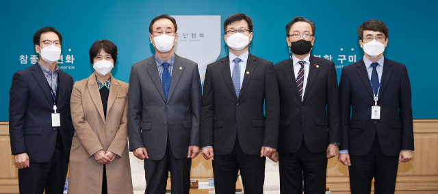 강은호(왼쪽 네 번째) 방위사업청장이 구미시청에서 장세용(왼쪽 세 번째) 구미시장 등과 간담회를 갖고 기념촬영을 하고 있다. 구미시 제공