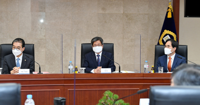 김학의 전 법무부 차관 출국금지 사건을 수사 중인 검찰이 이성윤 서울중앙지검장에게 소환 조사를 받으라고 요구했으나 이 지검장이 응하지 않은 것으로 알려졌다. 2차 공익신고서에 따르면 수원지검 안양지청은 2019년 김 전 차관 측에 출금 정보가 유출된 의혹을 수사하는 과정에서 김 전 차관에 대한 긴급 출금 조처 자체가 불법적으로 이뤄진 정황을 포착해 수사하려 했으나, 대검 반부패강력부의 압력으로 해당 수사를 중단했다. 이 지검장은 당시 대검 반부패부장으로,