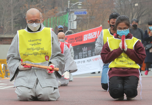 12일 오후 서울 용산구 주한 미얀마대사관 앞에서 재한 미얀마인들과 조계종 사회노동위원회 소속 스님들이 미얀마 민주화를 기원하며 유엔인권위 사무실까지 오체투지 행진을 하고 있다. 연합뉴스