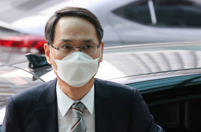 윤석열 전 검찰총장이 7일 오전 서울 서초구에 위치한 부인 김건희 씨가 운영하는 전시기획사 코바나컨텐츠에서 나와 엘리베이터로 향하고 있다. 연합뉴스