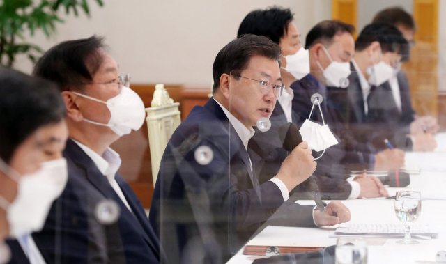 문재인 대통령이 10일 청와대에서 열린 더불어민주당 원내대표단 초청 간담회에 참석해 발언하고 있다. 연합뉴스
